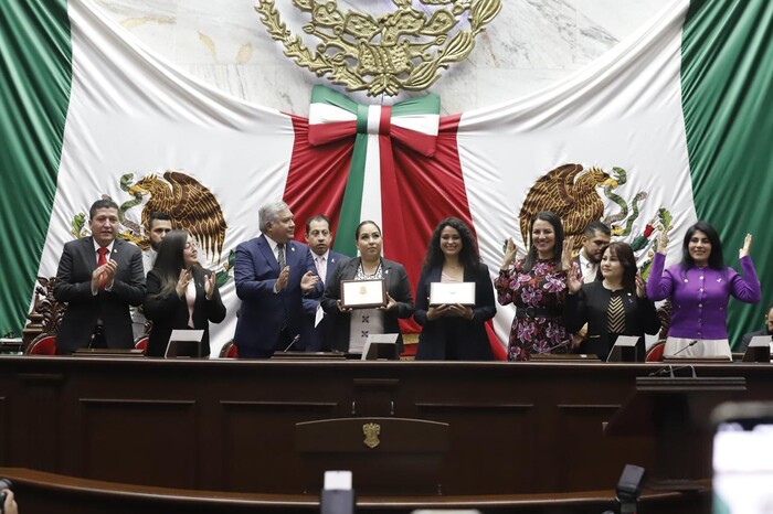 Yareni Pérez Vega y Jannet Hernández Vega reciben Condecoración “La Mujer Michoacana 2025”.