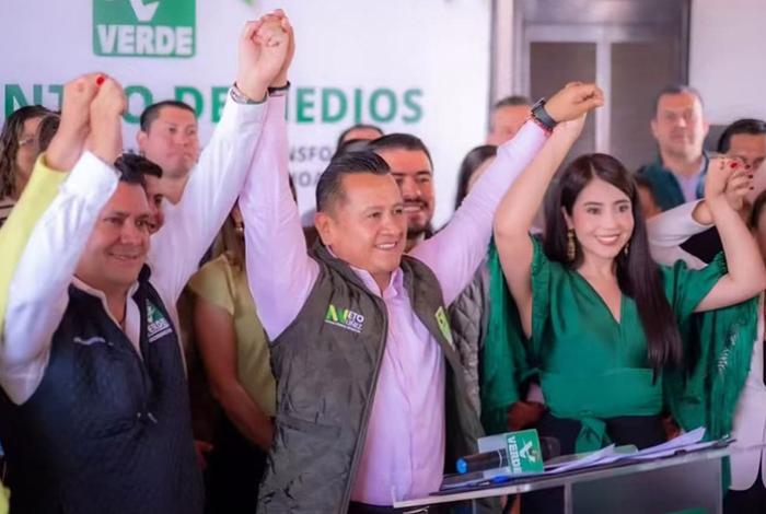 Yohana Mendoza, coordinadora de alcaldes del PVEM en Michoacán, da la bienvenida a Carlos Torres Piña