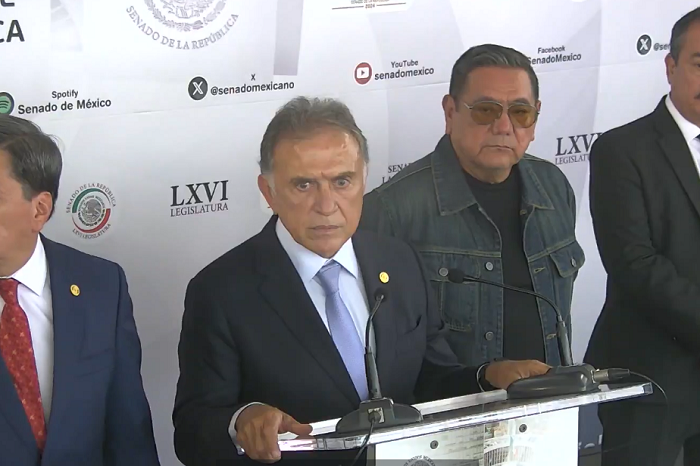 Yunes “aparece” para pedir licencia y su papá lo suple; explota contra Marko Cortés