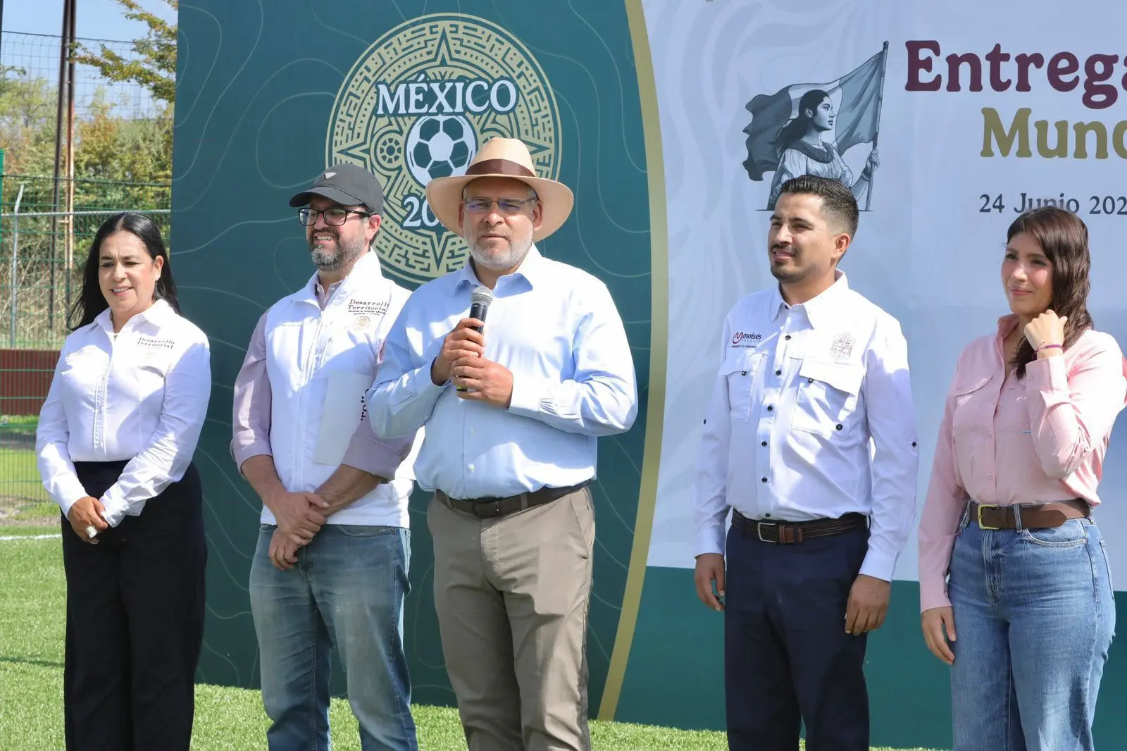 Yurécuaro se suma al “Mundial Social” con nueva cancha de futbol: Bedolla