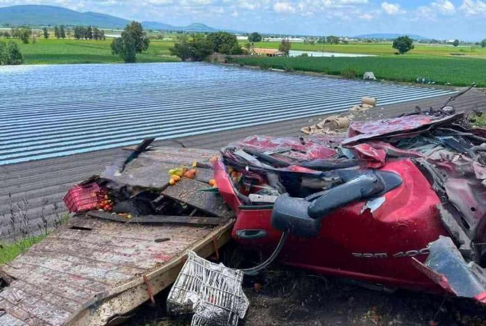 Yurécuaro: tráiler destroza camioneta; hay un fallecido