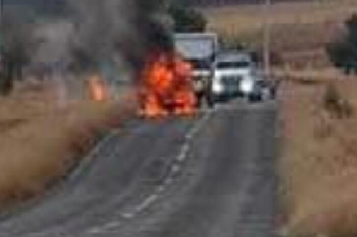 Zinapécuaro: Camioneta se incendia por una falla mecánica en la Morelia-Maravatío