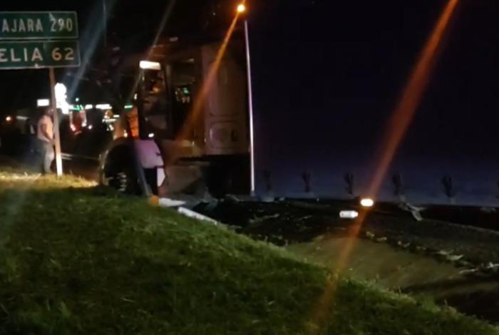 Zinapécuaro: chocan dos tráiler en la Autopista de Occidente