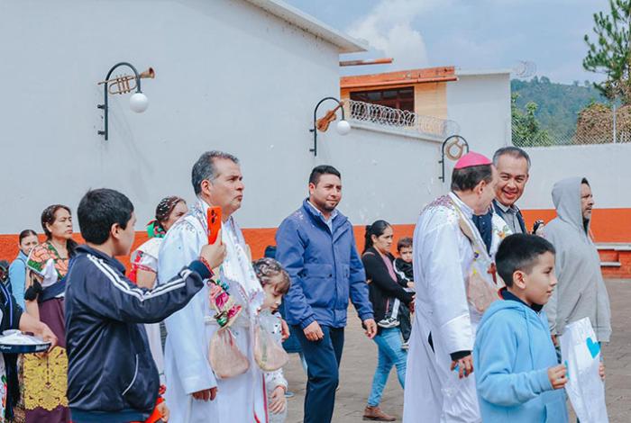 Zirahuén da la bienvenida a su nuevo párroco con respaldo de Dayana Pérez