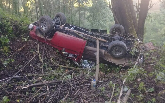 Zitácuaro: Dos sujetos sobreviven tras caer en camioneta a un barranco de 45 metros