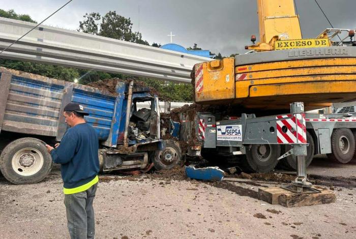 Zitácuaro: le falla los frenos a un camión y se lleva a una grúa y varios vehículos
