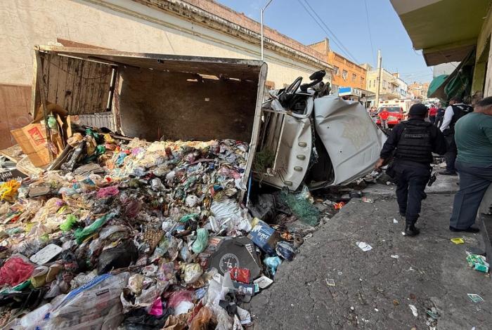 Zitácuaro: Muere motociclista aplastado por camión de basura volcado